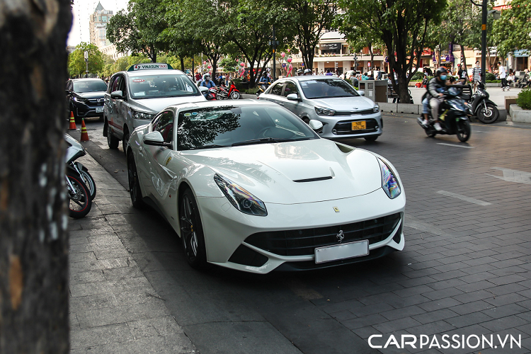 F12 Berlinetta sở hữu thiết kế khá hầm hố nhưng vẫn thể hiện được tính khí động học, cản trước với lưới tản nhiệt được mở rộng tối đa nhằm giảm thiểu sức cản gió. Nắp ca-pô với khe thoát khí và các đường gân dập nổi được tính toán kĩ lưỡng, giúp luồng không khí chạy qua thân xe sẽ thoát ra qua hai khe ở cuối cột A.