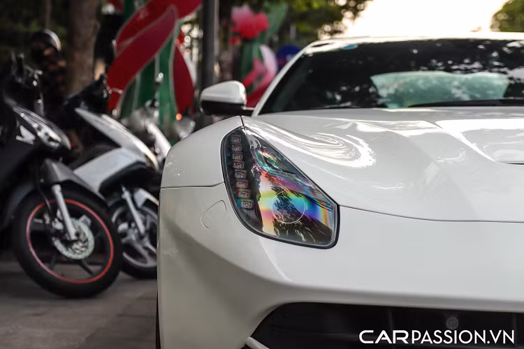 Nếu ở ngoại thất, chiếc Ferrari F12 Berlinetta này mang trên mình một sắc trắng thanh lịch, giản đơn thì khoang nội thất của xe lại được bọc da màu nâu cùng một số chi tiết màu đen như khu vực bảng điều khiển. Khác với những chiếc F12 còn lại tại Việt Nam, khoang nội thất của xe lại có hơi hướng sang trọng hơn là mang tính thể thao. Chính bởi phong cách phối màu này mà chiếc F12 này lại càng trở nên khác biệt so với những chiếc còn lại.