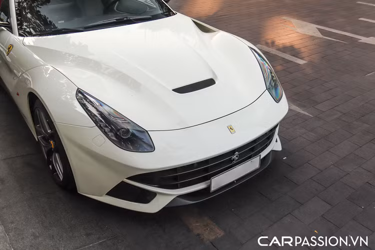 Động cơ Ferrari V12 6,3 lít hút khí tự nhiên được sử dụng trong F12berlinetta đã giành được giải thưởng quốc tế của năm 2013 ở hạng mục Hiệu suất tốt nhất và Động cơ tốt nhất có dung tích trên 4,0 lít. F12berlinetta được tạp chí xe hơi Top Gear vinh danh là "Siêu xe của năm 2012". Khi mới về Việt Nam, giá xe Ferrari F12 Berlinetta lên tới 22 tỷ đồng.