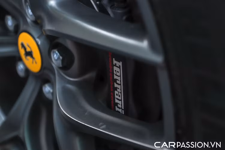 Đèn pha của F12 Berlinetta có thiết kế tương đồng với những mẫu xe khác của thương hiệu Ferrari với dải LED ban ngày kéo dài đẹp mắt. Phần sau của F12 Berlinetta được thiết kế rất đơn giản với đèn chiếu hậu dạng tròn đơn ở mỗi bên, phần đuôi được thiết kế với hình chữ T tạo điểm nhấn. Thêm vào đó, ở phía dưới của đuôi xe còn được trang bị đèn hậu lấy cảm hứng từ những chiếc xe đua F1.