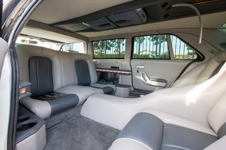 Phần đầu và đuôi xe không hề thay đổi so với xe gốc, nhưng phần nóc đã được phủ bằng bạt đen, một đặc điểm thiết kế thường thấy trên những chiếc limousine thập niên 1970-1980. Một điểm thay đổi đáng lưu ý khác ở ngoại thất là một bộ la-zăng độ với thiết kế 5 chấu phổ biến trên những chiếc Ferrari thời đó.