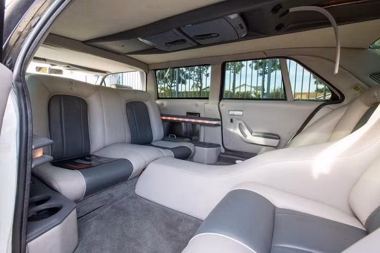 Phần đầu và đuôi xe không hề thay đổi so với xe gốc, nhưng phần nóc đã được phủ bằng bạt đen, một đặc điểm thiết kế thường thấy trên những chiếc limousine thập niên 1970-1980. Một điểm thay đổi đáng lưu ý khác ở ngoại thất là một bộ la-zăng độ với thiết kế 5 chấu phổ biến trên những chiếc Ferrari thời đó.