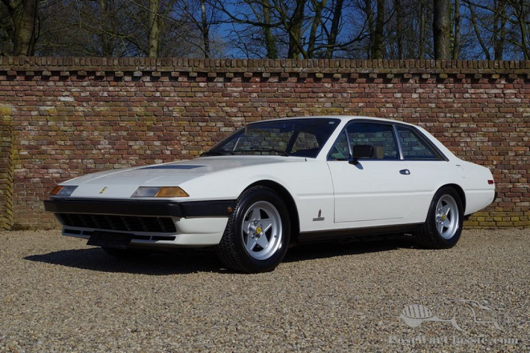 Dĩ nhiên, chiếc Ferrari 400i này không còn là một chiếc GT với cấu hình chỗ ngồi chỗ ngồi 2+2. Với trục cơ sở dài gấp đôi, nó có không gian cho 6 người lớn. Nhưng trong khi người lái và hành khách phía trước có vị trí ngồi như thường, hành khách phía sau sẽ được hưởng thụ chỗ ngồi rộng rãi và những tiện nghi sang chảnh khác. Tất cả mọi thứ đều được bọc bằng da hai tông màu, trong khi mỗi ghế đều có biểu tượng Ngựa Chồm được khâu trên tựa đầu.