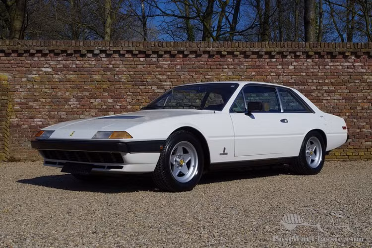 Dĩ nhiên, chiếc Ferrari 400i này không còn là một chiếc GT với cấu hình chỗ ngồi chỗ ngồi 2+2. Với trục cơ sở dài gấp đôi, nó có không gian cho 6 người lớn. Nhưng trong khi người lái và hành khách phía trước có vị trí ngồi như thường, hành khách phía sau sẽ được hưởng thụ chỗ ngồi rộng rãi và những tiện nghi sang chảnh khác. Tất cả mọi thứ đều được bọc bằng da hai tông màu, trong khi mỗi ghế đều có biểu tượng Ngựa Chồm được khâu trên tựa đầu.