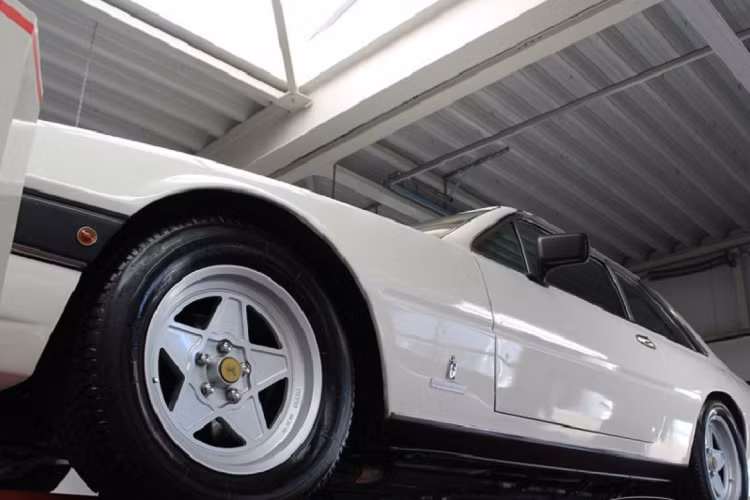 Về mặt sức mạnh, chiếc Ferrari limousine này vẫn giữ nguyên khối động cơ V12 dung tích 4.8 lít dưới nắp capô. Vì đây là một chiếc 400i 1981, động cơ có công suất 306 mã lực khi rời khỏi nhà máy, nhưng chủ xe lại tuyên bố rằng nó cung cấp những 340 mã lực.