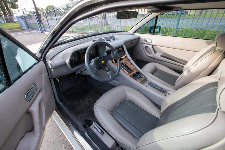 Chiếc Ferrari 400 độ limousine này được sản xuất vào khoảng những năm 1980, hiện những chiếc xe này thường nằm trong một bộ sưu tập Ferrari tư nhân. Nó vẫn mang đúng số mã như vừa xuất xưởng, chiếc 400i đã được kéo dài trục cơ sở và có thêm một cặp cửa ở giữa.