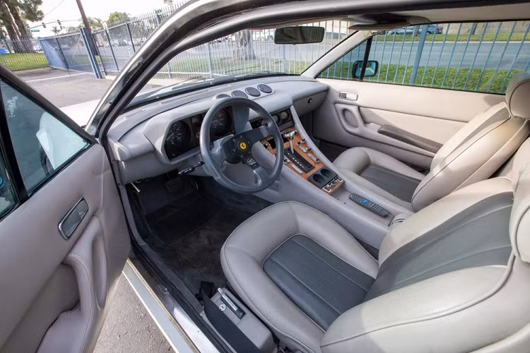 Chiếc Ferrari 400 độ limousine này được sản xuất vào khoảng những năm 1980, hiện những chiếc xe này thường nằm trong một bộ sưu tập Ferrari tư nhân. Nó vẫn mang đúng số mã như vừa xuất xưởng, chiếc 400i đã được kéo dài trục cơ sở và có thêm một cặp cửa ở giữa.