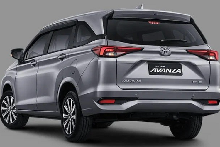 Trên thực tế, thiết kế ngoại thất của Toyota Avanza 2022 đã không còn là bí mật vì những hình ảnh rò rỉ lan truyền trên mạng trong suốt thời gian qua. Ở thế hệ mới, Toyota Avanza được đánh giá là đã thay đổi mạnh trong thiết kế nhờ lưới tản nhiệt với 2 nan nằm ngang và cụm đèn pha LED mượt mà. Nằm bên dưới lưới tản nhiệt là hốc gió trung tâm hình lục giác cỡ lớn với thiết kế 6 nan nằm ngang mới. Ở hai bên hốc gió trung tâm là đèn sương mù hình tròn, được đặt trong hốc góc cạnh.