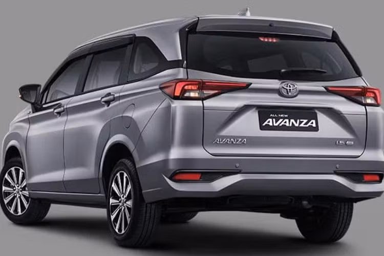 Trên thực tế, thiết kế ngoại thất của Toyota Avanza 2022 đã không còn là bí mật vì những hình ảnh rò rỉ lan truyền trên mạng trong suốt thời gian qua. Ở thế hệ mới, Toyota Avanza được đánh giá là đã thay đổi mạnh trong thiết kế nhờ lưới tản nhiệt với 2 nan nằm ngang và cụm đèn pha LED mượt mà. Nằm bên dưới lưới tản nhiệt là hốc gió trung tâm hình lục giác cỡ lớn với thiết kế 6 nan nằm ngang mới. Ở hai bên hốc gió trung tâm là đèn sương mù hình tròn, được đặt trong hốc góc cạnh.