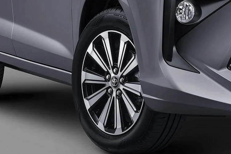 Quan trọng hơn, với khung gầm DNGA mới, Toyota Avanza 2022 còn chuyển sang dùng hệ dẫn động cầu trước thay vì cầu sau như cũ. Đây là mẫu xe Toyota Avanza đầu tiên được trang bị hệ dẫn động cầu trước.