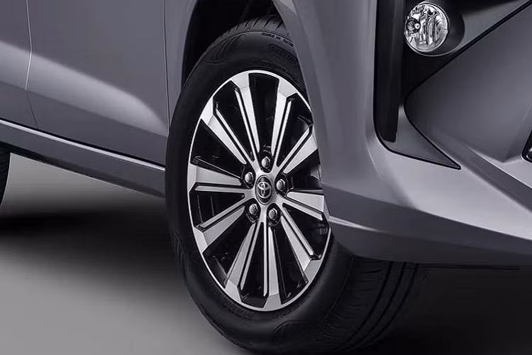 Quan trọng hơn, với khung gầm DNGA mới, Toyota Avanza 2022 còn chuyển sang dùng hệ dẫn động cầu trước thay vì cầu sau như cũ. Đây là mẫu xe Toyota Avanza đầu tiên được trang bị hệ dẫn động cầu trước.