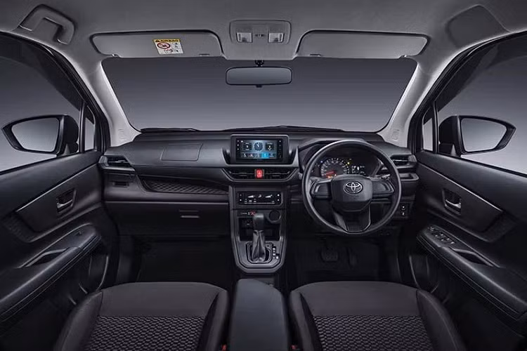 Bên sườn, Toyota Avanza 2022 có thêm đường gân sắc sảo, kéo dài từ đèn pha về đèn hậu, chạy qua 2 tay nắm cửa. Trong khi đó, hốc bánh nổi bật khiến mẫu xe này trông như SUV nếu nhìn ngang sườn. Một phần của cột D được sơn màu đen, tạo hiệu ứng "nóc lơ lửng" hợp thời cho Toyota Avanza thế hệ thứ hai. Tùy vào phiên bản, xe sẽ dùng vành hợp kim 15 inch hoặc 16 inch.