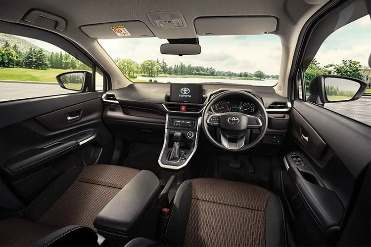 Ở phía sau, Avanza 2022 có thêm cụm đèn hậu thanh mảnh hơn trước và kéo dài về phía logo Toyota ở giữa cửa cốp. Bên cạnh đó là chắn bùn sau góc cạnh hơn và 2 đèn phản quang nằm ngang.