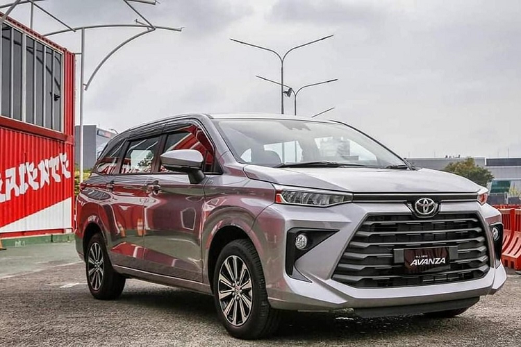 Không chỉ thay đổi hệ thống treo và hệ dẫn động, Toyota Avanza 2022 còn tăng kích thước so với thế hệ cũ. Cụ thể, mẫu MPV cỡ nhỏ này sở hữu chiều dài 4.395 mm (tăng 205 mm) và chiều rộng 1.730 mm (tăng 70 mm). Tùy thuộc vào phiên bản, xe sẽ có chiều cao 1.665 mm (giảm 30 mm) hoặc 1.700 mm (tăng 5 mm). Riêng chiều dài cơ sở của Toyota Avanza 2022 tăng 95 mm lên 2.750 mm.