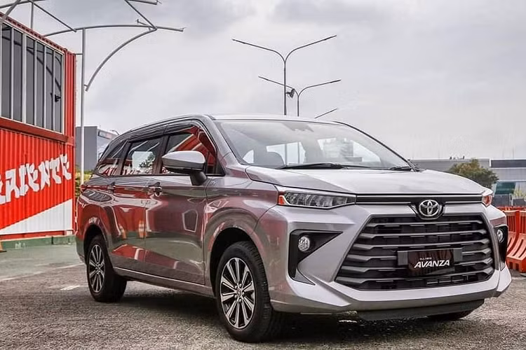 Không chỉ thay đổi hệ thống treo và hệ dẫn động, Toyota Avanza 2022 còn tăng kích thước so với thế hệ cũ. Cụ thể, mẫu MPV cỡ nhỏ này sở hữu chiều dài 4.395 mm (tăng 205 mm) và chiều rộng 1.730 mm (tăng 70 mm). Tùy thuộc vào phiên bản, xe sẽ có chiều cao 1.665 mm (giảm 30 mm) hoặc 1.700 mm (tăng 5 mm). Riêng chiều dài cơ sở của Toyota Avanza 2022 tăng 95 mm lên 2.750 mm.