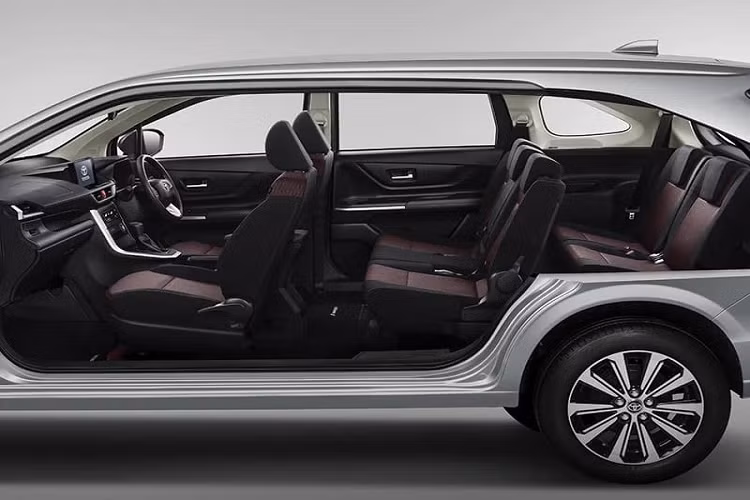 Tương tự ngoại thất, nội thất của Toyota Avanza 2022 cũng được làm mới đáng kể so với trước. Bước vào bên trong mẫu MPV này, chúng ta sẽ thấy vô lăng mới, tích hợp phím chức năng ở bản cao cấp. Đằng sau vô lăng là bảng đồng hồ có màn hình màu đa thông tin 4,2 inch, sẽ hiển thị hình ảnh xe khi khởi động máy.