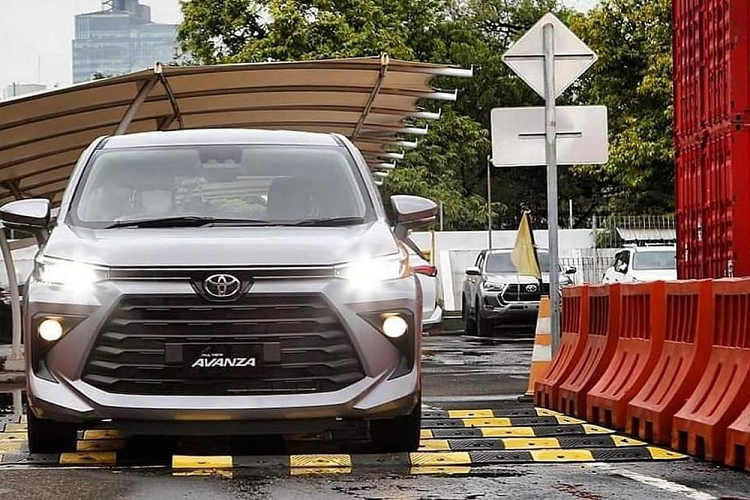 Đúng như tin đồn từ trước đó, mẫu xe MPV Toyota Avanza 2022 được phát triển dựa trên cơ sở gầm bệ Daihatsu New Global Architecture (DNGA) giống người anh em Raize. Sự thay đổi từ khung gầm hình thang cũ sang loại liền khối mới khiến mẫu MPV này được trang bị hệ thống treo MacPherson phía trước và thanh xoắn đằng sau thay vì hệ thống treo cầu sau cứng.