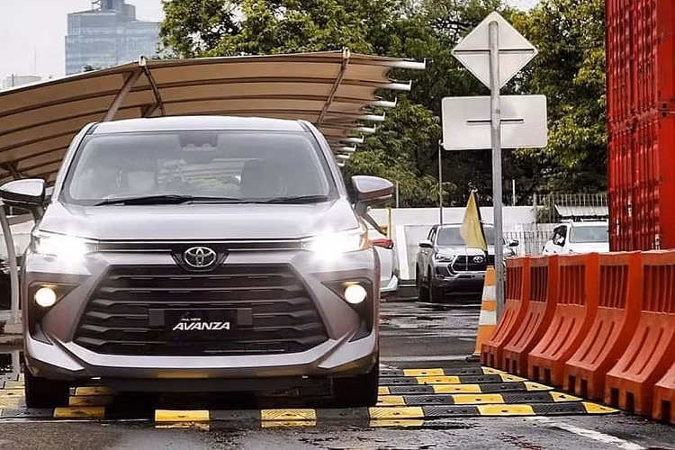 Đúng như tin đồn từ trước đó, mẫu xe MPV Toyota Avanza 2022 được phát triển dựa trên cơ sở gầm bệ Daihatsu New Global Architecture (DNGA) giống người anh em Raize. Sự thay đổi từ khung gầm hình thang cũ sang loại liền khối mới khiến mẫu MPV này được trang bị hệ thống treo MacPherson phía trước và thanh xoắn đằng sau thay vì hệ thống treo cầu sau cứng.