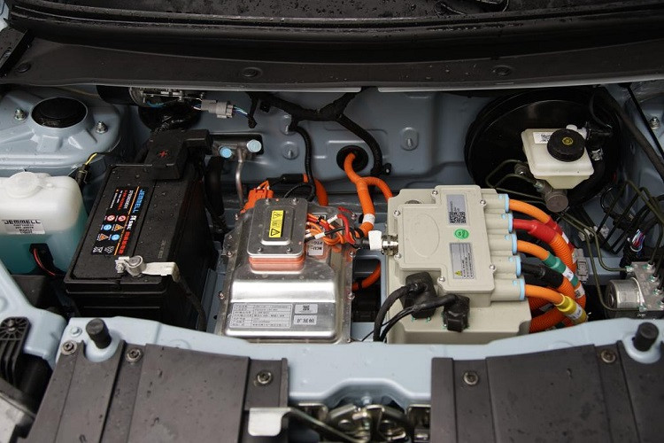 Xe được trang bị một mô tơ điện 40 mã lực và 95 Nm mô-men xoắn cực đại trên trục bánh trước, Coco có tốc độ tối đa 100 km/h và cự li di chuyển tối đa 120 km nhờ cụm pin lithium-sắt-phốt phát (sạc đầy trong 7 tiếng qua đầu cắm AC).