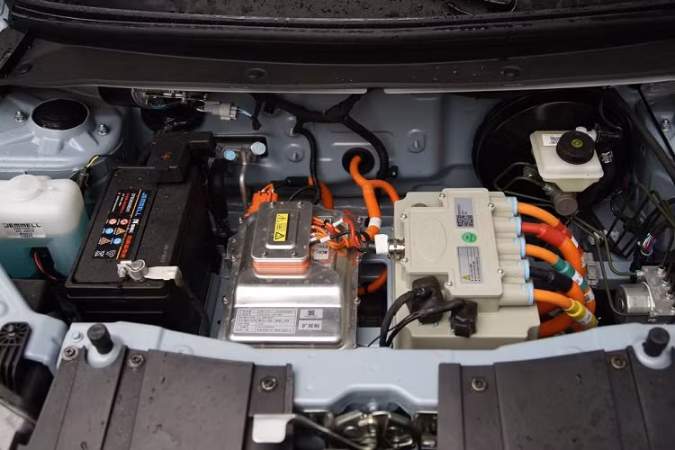 Xe được trang bị một mô tơ điện 40 mã lực và 95 Nm mô-men xoắn cực đại trên trục bánh trước, Coco có tốc độ tối đa 100 km/h và cự li di chuyển tối đa 120 km nhờ cụm pin lithium-sắt-phốt phát (sạc đầy trong 7 tiếng qua đầu cắm AC).