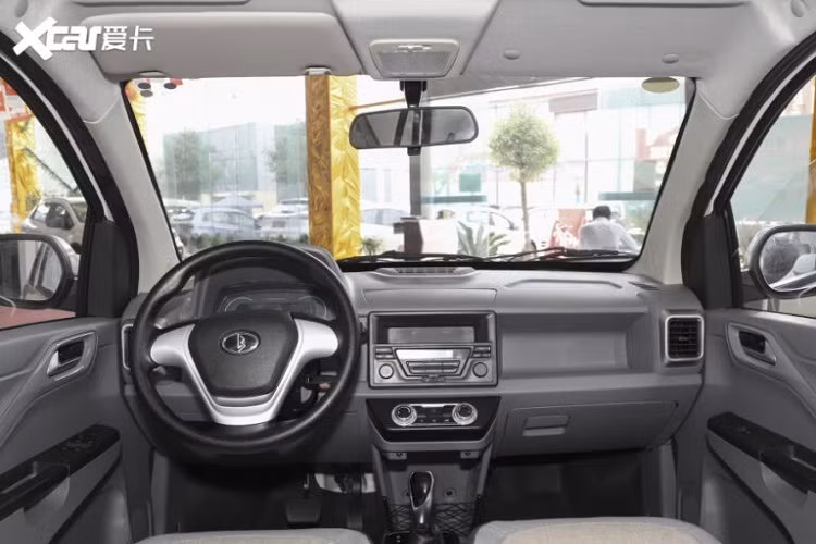 Nhà sản xuất có cung cấp hai phiên bản tiêu chuẩn mang tên Hero và cao cấp hơn mang tên Alliance với giá 31.800 nhân dân tệ (tương đương 113 triệu đồng), nhưng thực tế thì hai bản này không có mấy điểm khác biệt.