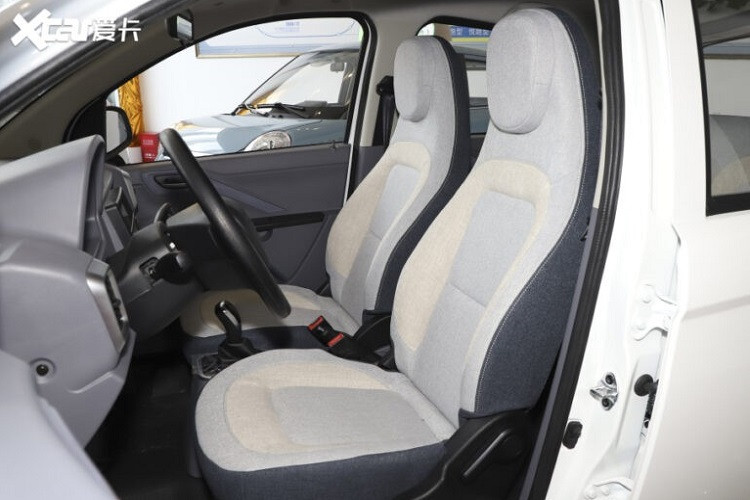 Từ phương diện thông số kỹ thuật, phiên bản Alliance dường như nhận được thêm điều hòa nhiệt độ cùng màn hình thông tin giải trí 9 inch với kết nối Bluetooth. Trong khi đó, hành khách ngồi trong bản tiêu chuẩn sẽ phải chịu nóng nực.