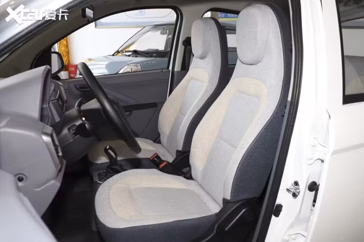 Từ phương diện thông số kỹ thuật, phiên bản Alliance dường như nhận được thêm điều hòa nhiệt độ cùng màn hình thông tin giải trí 9 inch với kết nối Bluetooth. Trong khi đó, hành khách ngồi trong bản tiêu chuẩn sẽ phải chịu nóng nực.