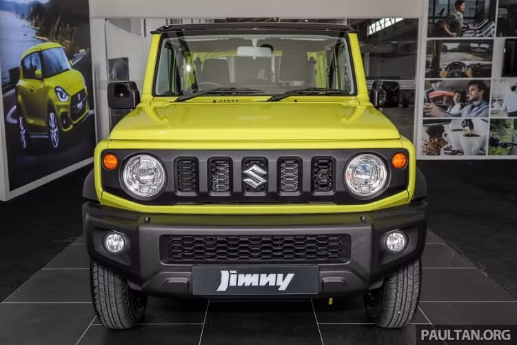 Như thông tin đã đưa, Suzuki Jimny 2021 mới được phát triển dựa trên khung gầm hình thang. Xe có chiều dài 3.480 mm, chiều rộng 1.645 mm, chiều cao 1.720 mm và chiều dài cơ sở 2.250 mm. Ngoài ra, xe còn có trọng lượng khô 1.095 kg và chiều cao gầm 210 mm.