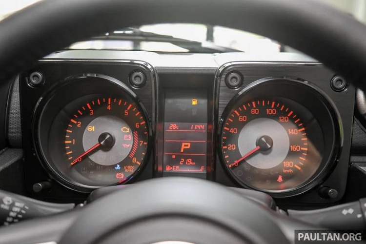 Trên đầu xe, Suzuki Jimny 2021 được trang bị lưới tản nhiệt màu đen, chia thành 5 ô nằm dọc, đèn pha LED và đèn sương mù đều hình tròn theo phong cách cổ điển. Ở cản trước còn có hốc gió trung tâm hình chữ nhật và tấm ốp bảo vệ gầm hầm hố.