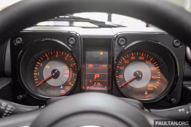 Trên đầu xe, Suzuki Jimny 2021 được trang bị lưới tản nhiệt màu đen, chia thành 5 ô nằm dọc, đèn pha LED và đèn sương mù đều hình tròn theo phong cách cổ điển. Ở cản trước còn có hốc gió trung tâm hình chữ nhật và tấm ốp bảo vệ gầm hầm hố.