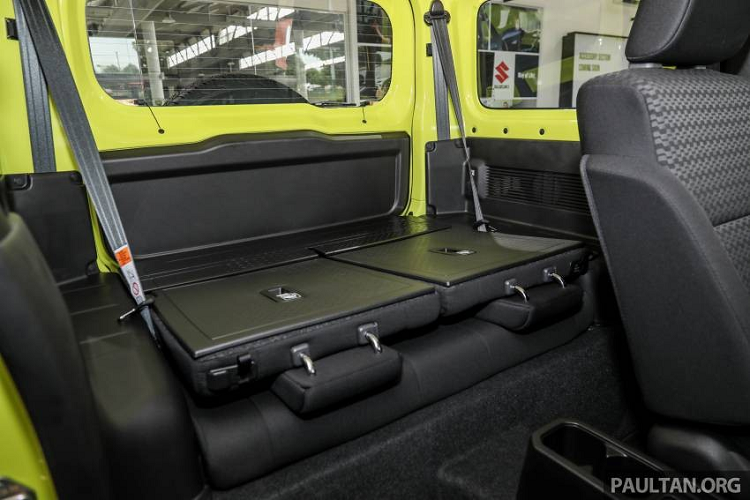 Chưa hết, Suzuki Jimny 2021 còn có ốp cua lốp nổi bật, bộ vành hợp kim 15 inch sơn màu xám, ốp gương ngoại thất màu đen và tay nắm cửa cùng màu thân xe. Đằng sau, xe được trang bị đèn hậu LED, đèn phanh thứ 3 trên cao và lốp dự phòng nằm giữa cửa cốp. Phiên bản hiện đang bán trên thị trường của mẫu SUV cỡ nhỏ này chỉ có kiểu dáng 3 cửa. Trong thời gian tới, hãng Suzuki sẽ bổ sung phiên bản 5 cửa mới cho Jimny.