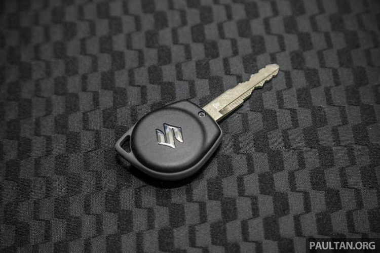 Thêm vào đó là hệ thống thông tin giải trí với màn hình cảm ứng 7 inch, hỗ trợ Apple CarPlay/Android Auto, hệ thống định vị, hệ thống AM/FM/Radio/MP3/WMA, khe thẻ nhớ SD, kết nối Bluetooth, cổng USB và 2 loa.