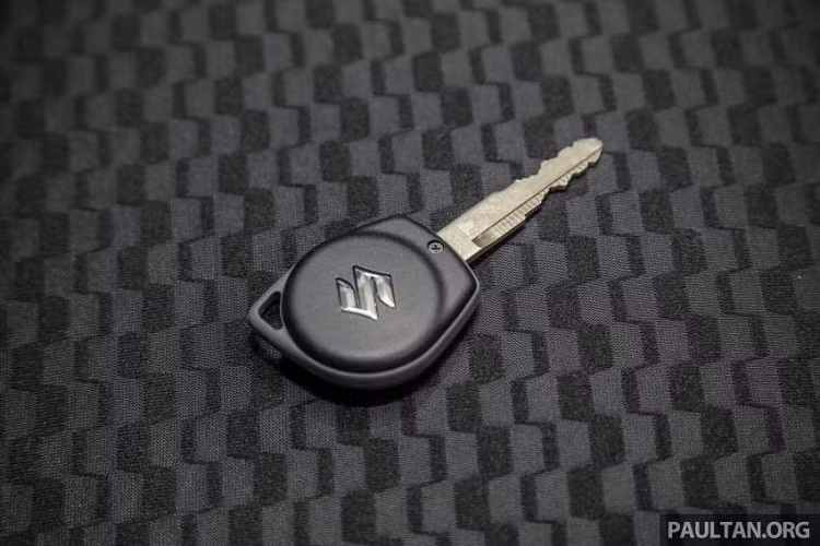 Thêm vào đó là hệ thống thông tin giải trí với màn hình cảm ứng 7 inch, hỗ trợ Apple CarPlay/Android Auto, hệ thống định vị, hệ thống AM/FM/Radio/MP3/WMA, khe thẻ nhớ SD, kết nối Bluetooth, cổng USB và 2 loa.