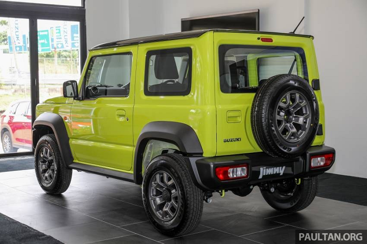 "Trái tim" của Suzuki Jimny 2021 ở Malaysia vẫn là khối động cơ xăng 4 xi-lanh, hút khí tự nhiên, dung tích 1.5L, sản sinh công suất tối đa 102 mã lực tại tua máy 6.000 vòng/phút và mô-men xoắn cực đại 130 Nm tại tua máy 4.000 vòng/phút. Động cơ chỉ kết hợp với hộp số tự động 4 cấp và hệ dẫn động 4 bánh.