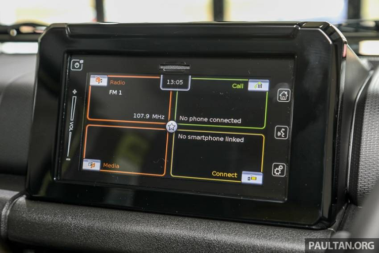 Tương tự xe ở những thị trường Đông Nam Á khác, bên trong Suzuki Jimny 2021 ở Malaysia cũng có vô lăng 3 chấu bọc da, tích hợp phím chức năng, hệ thống điều hòa tự động 1 vùng, màn hình đa thông tin trong bảng đồng hồ, ghế bọc nỉ màu đen và ghế sau gập 50:50. Đằng sau hàng ghế thứ 2 là khoang hành lý có thể tích từ 85 - 377 lít.