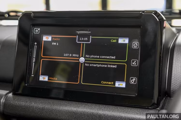 Tương tự xe ở những thị trường Đông Nam Á khác, bên trong Suzuki Jimny 2021 ở Malaysia cũng có vô lăng 3 chấu bọc da, tích hợp phím chức năng, hệ thống điều hòa tự động 1 vùng, màn hình đa thông tin trong bảng đồng hồ, ghế bọc nỉ màu đen và ghế sau gập 50:50. Đằng sau hàng ghế thứ 2 là khoang hành lý có thể tích từ 85 - 377 lít.