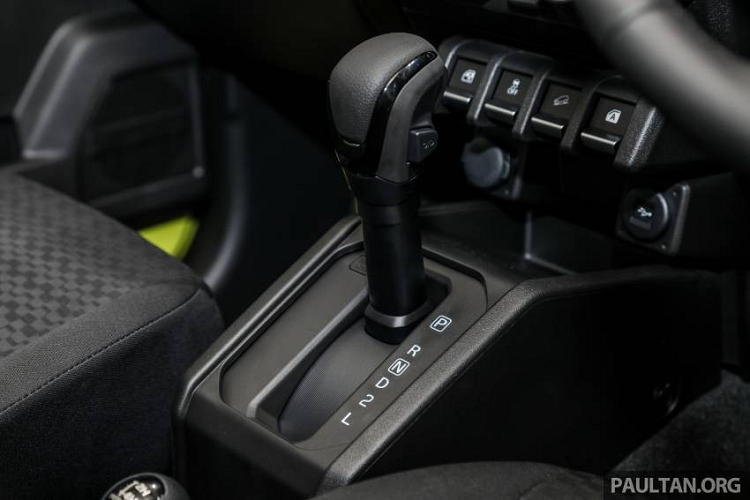 Có giá khá cao nhưng mẫu SUV này không hề đi kèm ghế chỉnh điện, phanh đỗ xe điện tử, camera lùi hay cảm biến đỗ xe. Thậm chí, người lái còn phải mở cửa và khóa cửa bằng chìa khóa thông thường.