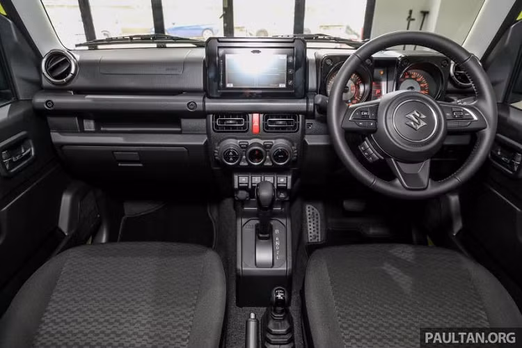 Không chỉ sở hữu khung gầm của SUV truyền thống, Suzuki Jimny 2021 cỡ nhỏ còn mang trên mình thiết kế hao hao Mercedes-Benz G-Class. Do đó, mẫu xe này còn được gọi bằng cái tên "tiểu Mercedes-Benz G-Class".