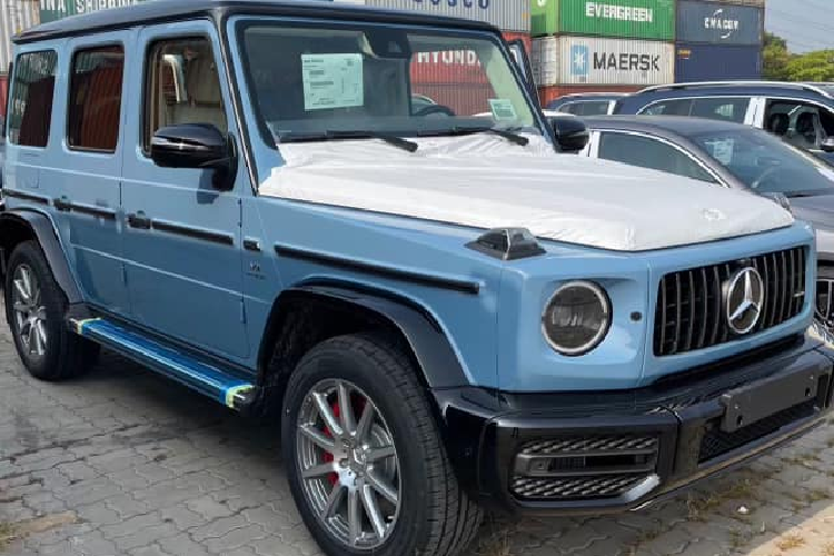 Trong thời gian vừa qua, đây chính là chiếc Mercedes đáng chú ý thứ 2 mà Cường Đô la mua chính hãng tại Việt Nam sau chiếc Mercedes-AMG GT R có giá niêm yết 11,6 tỷ đồng. Chiếc Mercedes G63 AMG 2021 mới này anh đã mua chính hãng để tặng vợ. Xe sở hữu ngoại thất màu xanh ngọc độc đáo, cũng theo chia sẻ của vị đại gia này thì đây là màu mà vợ doanh nhân này yêu thích.