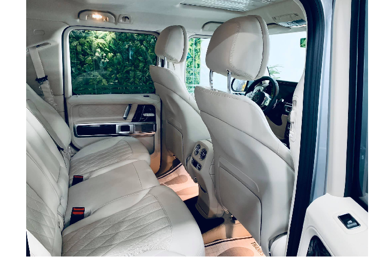 Thay đổi về phong cách tiếp tục được thấy ở khoang cabin khi vô-lăng thiết kế hoàn toàn mới, các chi tiết kim loại, gỗ và sợi carbon tuỳ chọn. Mẫu SUV này đi kèm đồng hồ analog tiêu chuẩn nhưng khách hàng có thể đặt cụm đồng hồ kỹ thuật số 12.3 inch kết hợp với màn hình hiển thị thông tin giải trí 12.3 inch (tuỳ chọn).