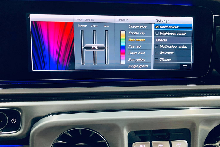 Với phiên bản chính hãng, Mercedes-Benz Việt Nam có 10 màu sơn tiêu chuẩn cho khách hàng lựa chọn, cùng 4 màu da Nappa trong nội thất. Về kích thước, xe sở hữu kích thước dài x rộng x cao lần lượt là 4.873 x 1.984 x 1.966 mm. Chiều dài cơ sở 2.890 mm, và nặng 2,56 tấn.