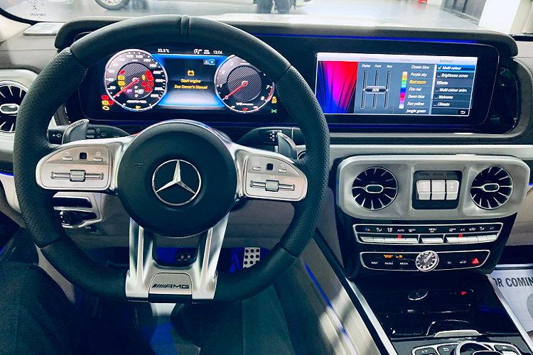 Những trang bị tiêu chuẩn nổi bật trên xe bao gồm đèn pha Multi-Beam LED, đèn báo rẽ, đèn phanh đều sử dụng công nghệ LED. Lưới tản nhiệt AMG kiểu mới, bộ mâm 20 inch, ốp bậu cửa AMG phát sáng, hệ thống ống xả kép đặt 2 bên thân xe phía dưới bậc lên xuống gắn cố định. Cụm đèn hậu được thiết kế lại, cản sau của xe cũng trông vạm vỡ hơn. Mercedes-AMG G63 vẫn giữ nguyên bộ phận để bánh xe dự phòng ở ngay cửa sau với chất liệu bằng thép không gỉ.