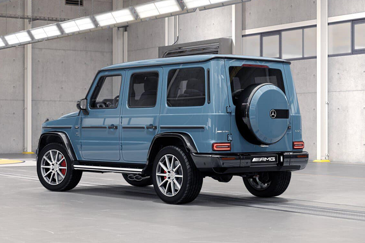 Chiếc SUV hạng sang Mercedes-AMG G63 của Cường Đô la được nhiều khách hàng tại Việt Nam ưa chuộng bởi khả năng vận hành mạnh mẽ, thiết kế hầm hố cùng ngoại hình cực kì khác biệt so với những mẫu xe cùng phân khúc. Ngoài ra, xe còn hỗ trợ người lái tối đa trong việc chinh phục những địa hình khó.