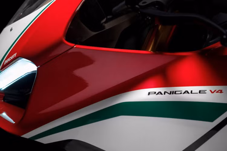 Xe có nhiều trang bị đáng chú ý như yên bọc da Alcantara, phuộc trước hiệu Ohlins điều khiển điện tử bán chủ động, vè trước và sau bằng sợi carbon, ống xả titanium Ducati Performance của Akrapovic, phanh Brembo...