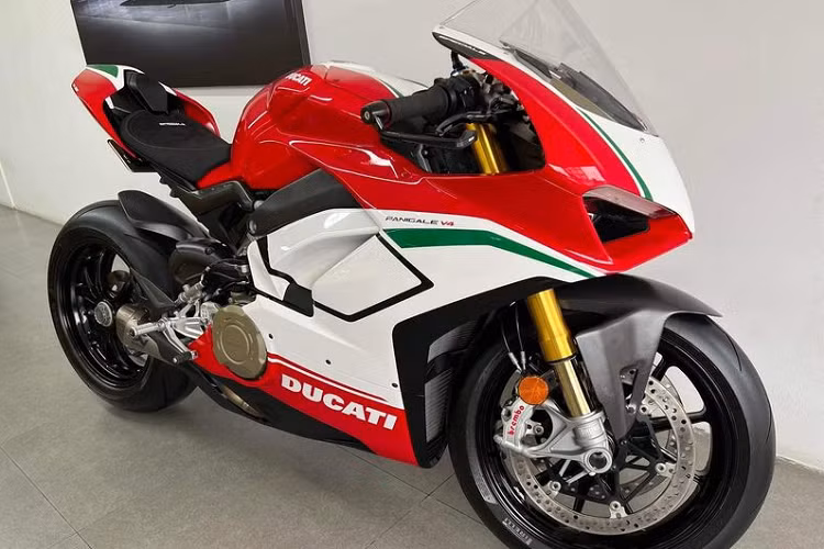 Tại thời điểm mới ra mắt, giá xe Ducati Panigale V4 Speciale 45.800 USD đối với bản Speciale, khi đó, mẫu sportbike này cũng đã được giới thiệu tại Việt Nam với giá khoảng 2 tỷ đồng. 