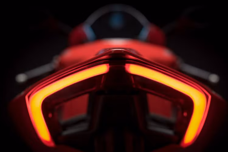 Chưa hết, Ducati Panigale V4 còn sở hữu 3 chế độ lái (Race, Sport và Street) có thể điều chỉnh thông qua màn hình TFT 5 inch, công nghệ chống bó cứng phanh hỗ trợ khi vào cua Bosch Cornering ABS EVO, kiểm soát chống trượt hay hệ thống đo lường quán tính IMU 6 trục của Bosch.