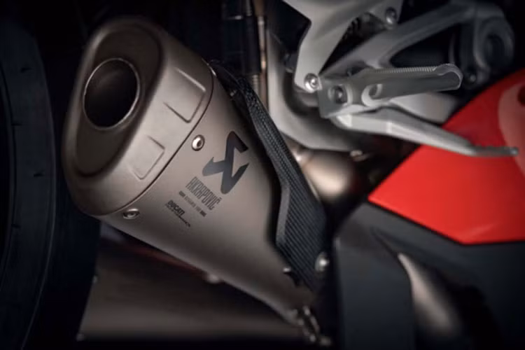 Là mẫu môtô Ducati thương mại đầu tiên sử dụng động cơ V4, Ducati Panigale V4 và V4 Speciale đều dùng động cơ 1.103 cc, nhưng bản V4 Speciale sẽ mạnh tới 226 mã lực nhờ có ống xả Akrapovic trong khi V4 tiêu chuẩn có công suất tối đa là 214 mã lực. Đi kèm là hộp số 6 cấp có công nghệ Ducati Quick Shift.