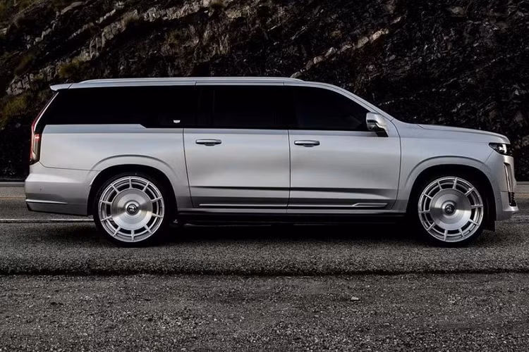 Sang trọng và đồ sộ là thế nên Cadillac Escalade ESV 2021 đương nhiên đi kèm những trang bị an toàn đầy đủ. Nổi bật trong đó là hệ thống hỗ trợ lái bán tự động Super Cruise với sự hỗ trợ của dữ liệu bản đồ Lidar, hệ thống định vị vệ tinh toàn cầu GPS độ chính xác cao, hệ thống cảnh báo mất tập trung cho người lái, các camera và cảm biến radar. Ngoài ra, hệ thống Super Cruise còn có những tính năng hỗ trợ người lái như tự động chuyển làn đường và giữ làn đường. Hiện chưa rõ chiếc SUV hạng sang của cô Kim "siêu vòng ba" sử dụng động cơ nào. Tại thị trường Mỹ, Cadillac Escalade ESV 2021 hiện có 2 loại động cơ.