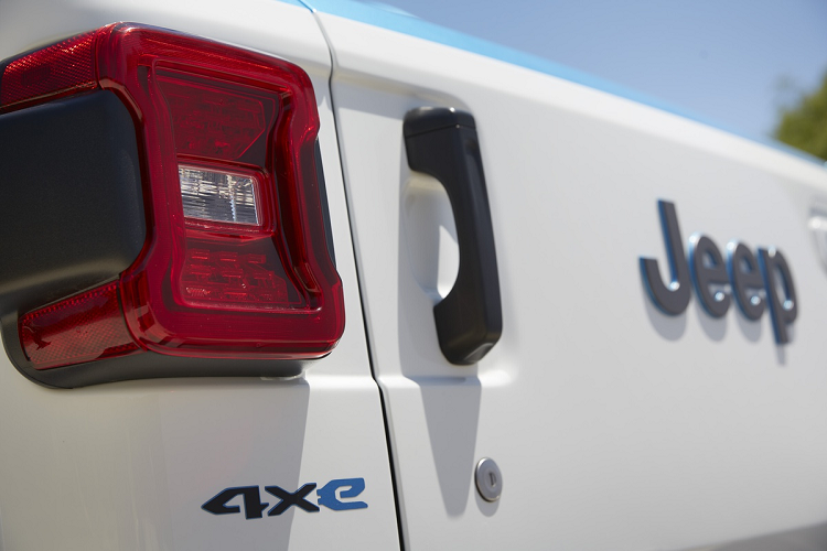 Tổng dung lượng pin của Jeep Magneto là 70 kWh, thông số thời gian sạc và quãng đường di chuyển không được hãng xe Mỹ công bố. Magneto được xem là mẫu xe quan trọng để Jeep đánh giá và lựa chọn hướng phát triển cho dòng SUV địa hình trong tương lai, khi các nhà sản xuất ôtô đang từng bước chuyển sang làm xe điện và loại bỏ động cơ đốt trong. 