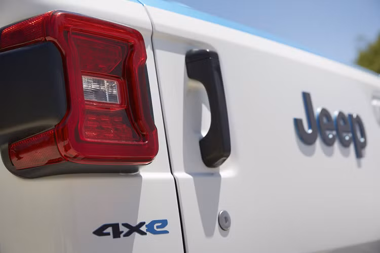 Tổng dung lượng pin của Jeep Magneto là 70 kWh, thông số thời gian sạc và quãng đường di chuyển không được hãng xe Mỹ công bố. Magneto được xem là mẫu xe quan trọng để Jeep đánh giá và lựa chọn hướng phát triển cho dòng SUV địa hình trong tương lai, khi các nhà sản xuất ôtô đang từng bước chuyển sang làm xe điện và loại bỏ động cơ đốt trong. 